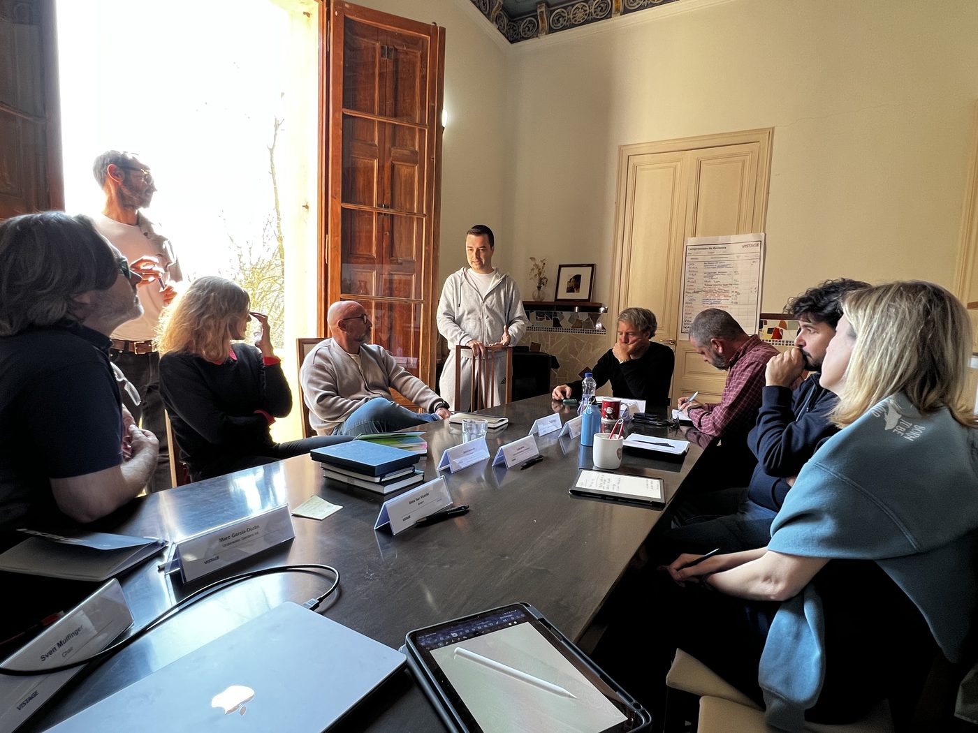 Kuma Partners operator moderating a closed-room executive offsite session